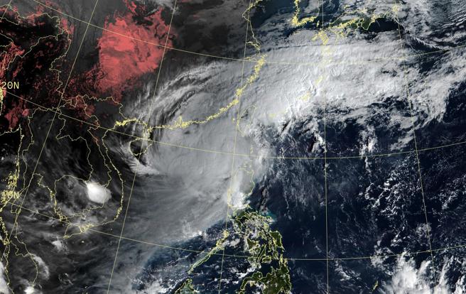 中颱鳳凰持續進逼，首波陸警範圍包括恆春半島、高雄及屏東。（圖／中央氣象署）