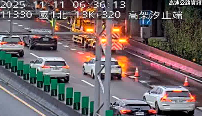 國道1號南下13.5km高架汐止端，今清晨6時許有一輛拋錨車，目前已排除事故。（翻攝高速公路資訊網）