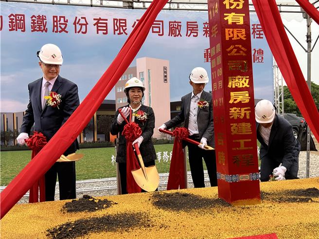 近年屏東縣多方開發產業園區，當中進駐六塊厝產業園區的首家廠商以勒鋼鐵10日舉行動土典禮，縣長周春米受邀出席。（謝佳潾攝）