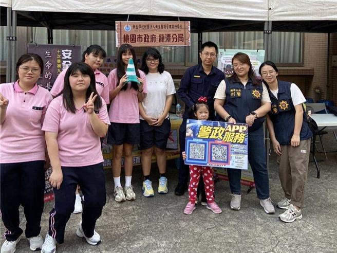 桃園市龍潭警分局為因應龍潭區新生醫護管理專科學校於8日擴大舉辦校慶活動，特別前進校園設立宣導攤位，積極推動交通安全、犯罪預防等相關安全知識與防範觀念。（龍潭警分局提供）