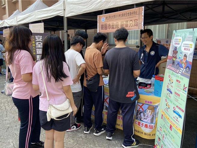 桃園市龍潭警分局為因應龍潭區新生醫護管理專科學校於8日擴大舉辦校慶活動，特別前進校園設立宣導攤位，積極推動交通安全、犯罪預防等相關安全知識與防範觀念。（龍潭警分局提供）