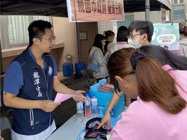 桃園市龍潭警分局為因應龍潭區新生醫護管理專科學校於8日擴大舉辦校慶活動，特別前進校園設立宣導攤位，積極推動交通安全、犯罪預防等相關安全知識與防範觀念。（龍潭警分局提供）