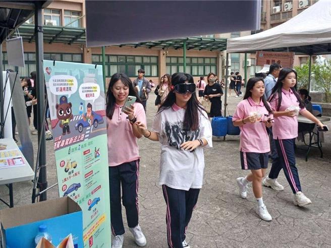 桃園市龍潭警分局為因應龍潭區新生醫護管理專科學校於8日擴大舉辦校慶活動，特別前進校園設立宣導攤位，積極推動交通安全、犯罪預防等相關安全知識與防範觀念。（龍潭警分局提供）