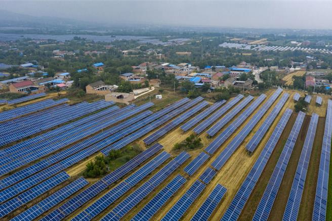陸太陽能發電裝機容量11億瓩賦能全球綠色低碳轉型。圖為山西運城市太陽能基地。（新華社）