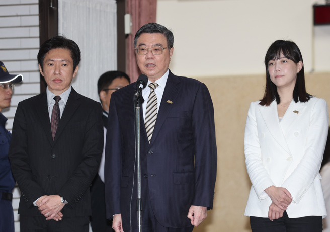 行政院長卓榮泰（中）11日前往立法院備詢，並於會前受訪。（姚志平攝）