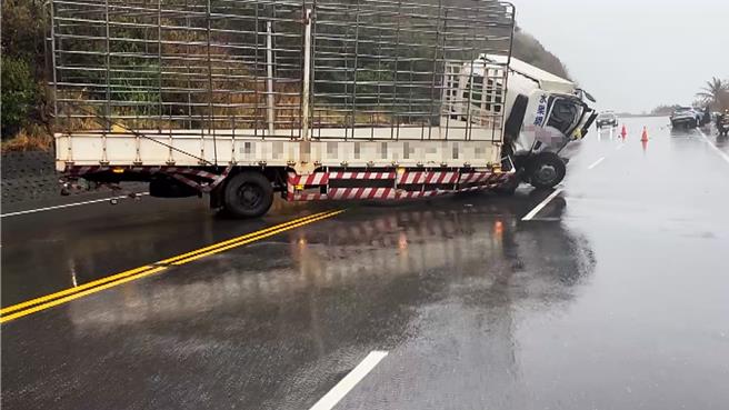 台9线417.5公里处发生休旅车与货车碰撞，双向车道受阻。（民眾提供／萧嘉蕙台东传真）