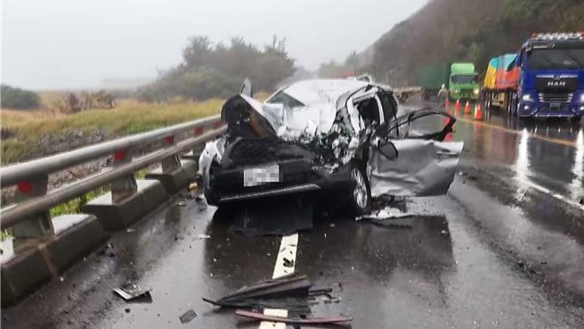 台9线417.5公里处发生休旅车与货车碰撞，休旅车车头严重凹陷变形。（民眾提供／萧嘉蕙台东传真）