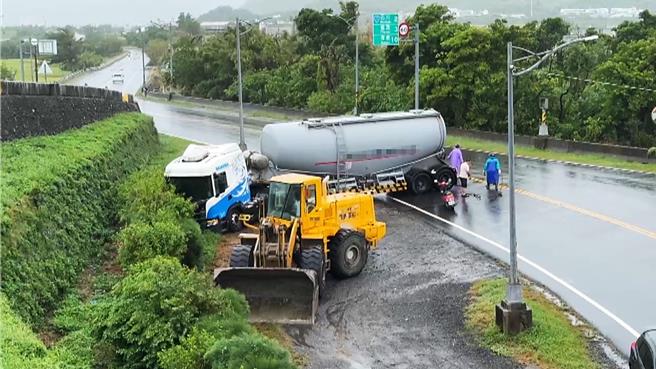 台11线松江路段发生大型槽化车疑因打滑失控衝入草丛事故，现场出动推土机协助脱困。（民眾提供／萧嘉蕙台东传真）