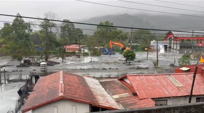 马太鞍溪水暴涨，不断溢流进万荣乡明利村。（警方提供／罗亦晽花莲传真）