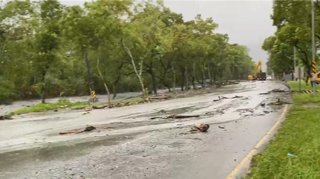 马太鞍溪水暴涨，不断溢流进万荣乡明利村，再流进台9线。（警方提供／罗亦晽花莲传真）