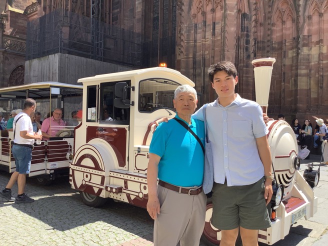 旅美學人陳祥文（左）長年關注台灣高教改革，其孫子Julian Hong現為哈佛大學法律系大一新生，延續家族對教育的熱忱。(東海大學提供)