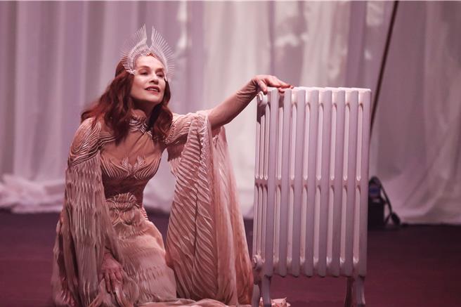 「2025 NTT遇見巨人」羅密歐．卡士鐵路奇《貝芮妮絲》導演卡士鐵路奇在舞台上運用現代家電，呈現多重意象與符碼。（Jean Michel Blasco攝影／台中國家歌劇院提供）