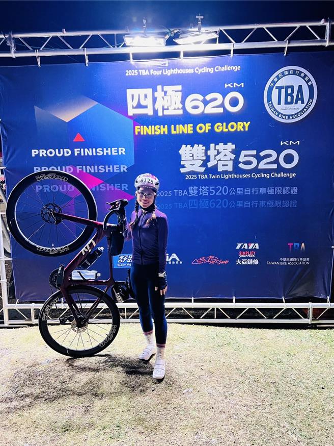 新竹市議員劉彥伶熱愛運動，她在上個周末騎自行車挑戰620公里「台灣四極點」，用堅強的意志力克服身體上的各種不適，用雙腳紮紮實實地騎了28小時36分。（劉彥伶提供／王惠慧新竹傳真）
