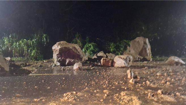 新北市野柳港西路11日傳出土石崩落意外，幸未造成人員傷亡。（萬里區公所提供）