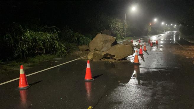 新北市野柳港西路11日傳出土石崩落意外，幸未造成人員傷亡。（萬里區公所提供）