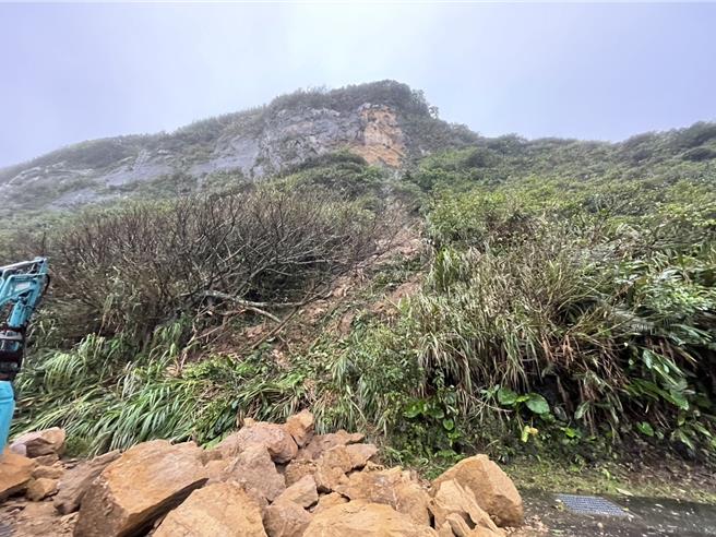 新北市野柳港西路11日傳出土石崩落意外，幸未造成人員傷亡。（萬里區公所提供）