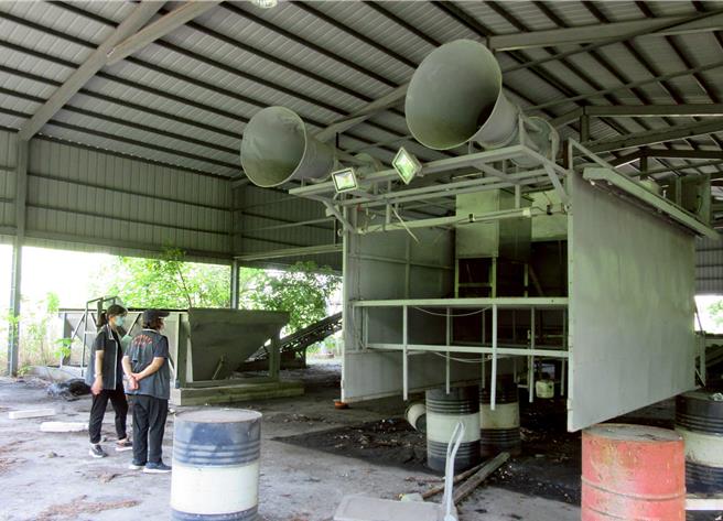 李男拒繳非法丟置廢棄物的清理費用，嘉義執行分署人員查扣其名下財產強制執行拍責。（嘉義分署提供／廖素慧嘉市傳真）