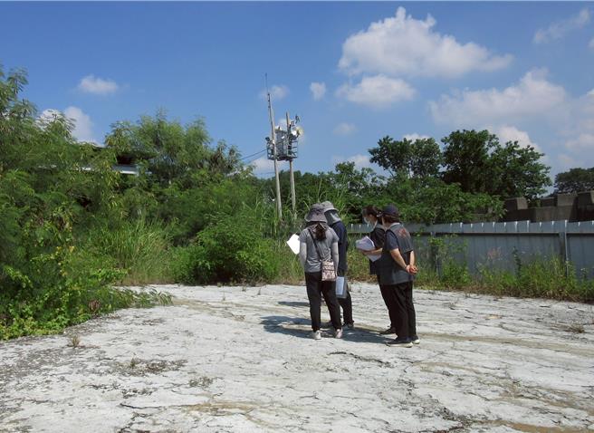 李男拒繳非法丟置廢棄物的清理費用，嘉義執行分署人員強制執行李男名下財產拍責。（嘉義分署提供／廖素慧嘉市傳真）
