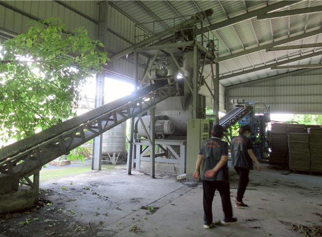 李男拒繳非法丟置廢棄物的清理費用，嘉義執行分署人員強制執行李男名下財產查扣拍責抵欠款。（嘉義分署提供／廖素慧嘉市傳真）