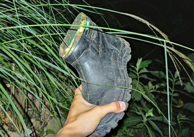 李姓男子單攻登郡大山壓隊失聯，搜救隊漏夜上山搜尋，下切山谷發現李的雨鞋等物品，發現他墜谷遇難。（圖／翻攝畫面）