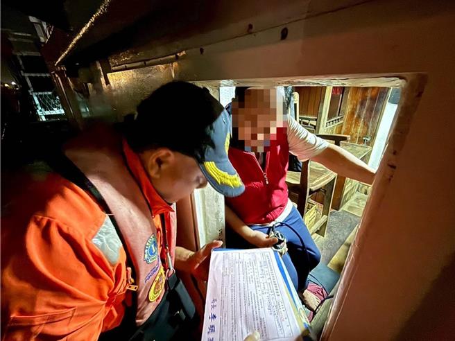 海巡署南部分署第一一岸巡隊安平商港安檢所人員向漁船船長說明台南市政府已公告禁制令漁船只進不出。（海巡署提供／洪榮志台南傳真）