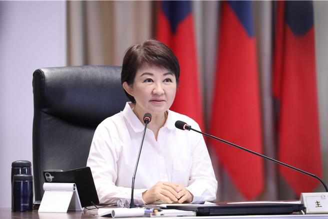 台中市長盧秀燕11日在市政會議指出，台中預計今晚進入颱風警戒區，市府下午2時將開設一級應變中心。（陳淑娥攝）