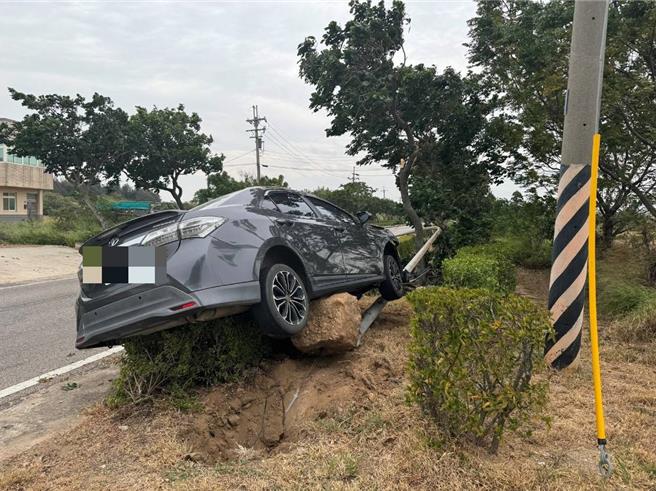 在猛烈撞擊下自小客車前車頭整個毀損，路燈也被撞倒，李男胸口肋骨疑似骨裂、左手擦挫傷送醫治療。(圖／警方提供)