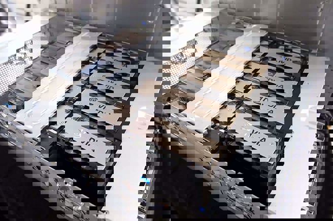 外資圈看好輝達明年包含GB200、GB300等GB系列伺服器機櫃，出貨年增逾倍達7萬櫃，喊進緯創、鴻海、廣達與緯穎等4檔老AI。(圖/中時報系資料照)
