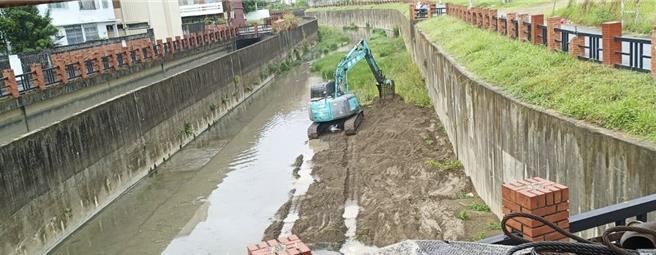 水利局今天上午在仁武區曹公新圳辦理重點清疏作業，以提前強化排水系統通洪能力，降低淹水風險，範圍包含鳥松區夢裡橋至仁勇橋段以及仁雄橋至澄觀橋段。（高市府水利局提供）