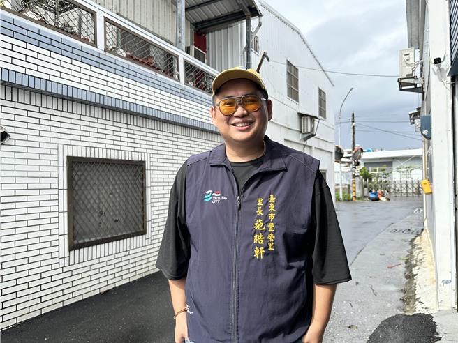 台東市豐榮里長施晧軒呼籲民眾做好防颱措施，盼理性飲酒。（蔡旻妤攝）