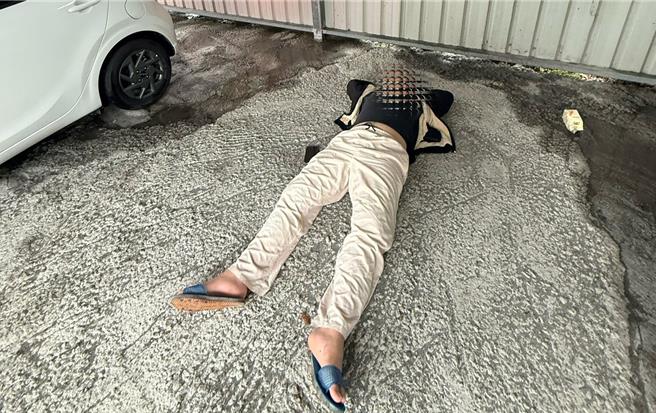 台東市豐榮里長施晧軒今早發現1位路倒民眾，所幸生命徵象穩定。（豐榮里長施晧軒提供／蔡旻妤台東傳真）