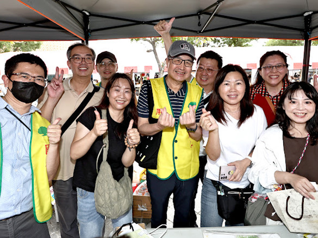國泰世華銀行基金會董事長李明賢，感謝YMCA、警政署以及集團志工們與民眾熱情投入，使得這場愛心環保園遊會獲得熱烈迴響。（圖／國泰慈善基金會提供）