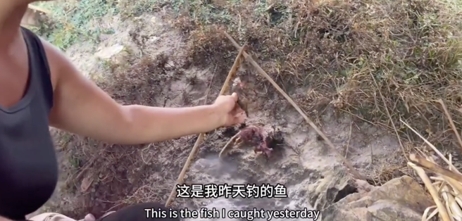 趙鐵柱也分享自己獵的老鼠、海魚，並煙燻成肉乾。（圖／微博）