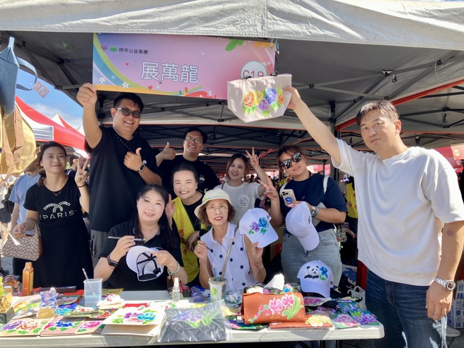 國泰人壽攜手保戶、社子島書道學苑的指導繪畫老師們一起擺攤，並在義賣品上作畫，相當吸睛。（圖／國泰慈善基金會提供）