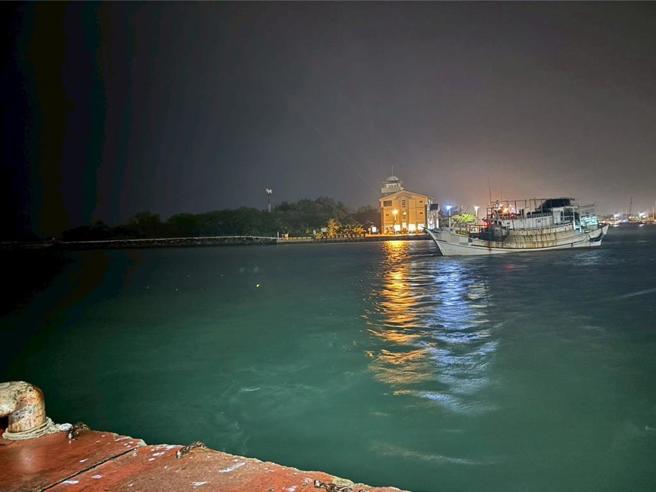 將軍籍漁船不顧禁令出海。（海巡署提供）