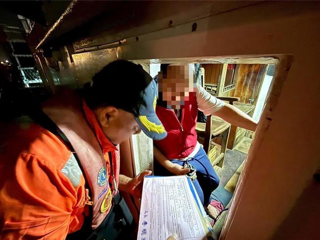 海巡人員開立舉發單。（海巡署提供）