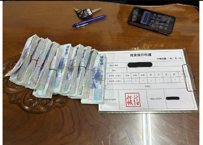 警方在逮捕嫌犯的現場搜出犯罪證據以及部份的不法所得。（警方提供）