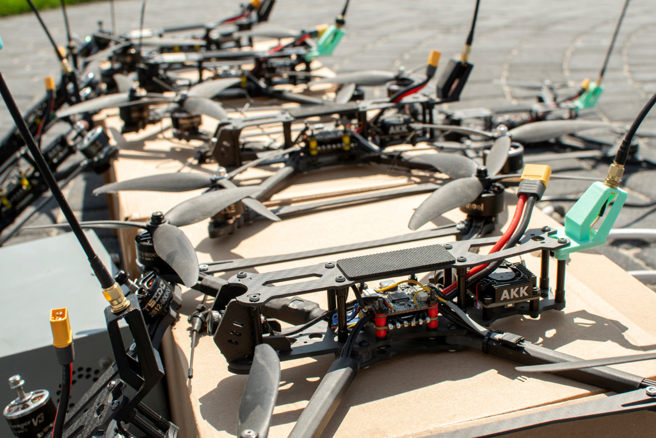 美軍汲取俄烏戰爭教訓，要大舉部署無人機，將它們視為消耗品，圖為烏克蘭第一人稱視角（FPV）攻擊無人機的資料照。（圖:shutterstock/達志）