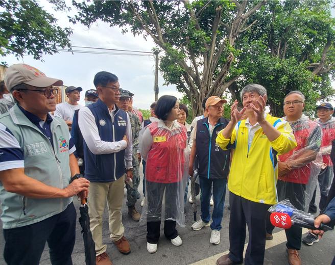 崙背鄉陽明國小校長吳書璧（穿黃外套者）今（11日）陳情縣長張麗善（穿紅色背心者）移除校門前的孟加拉榕，現場鄉長、民代都呼應贊成。（周麗蘭攝）