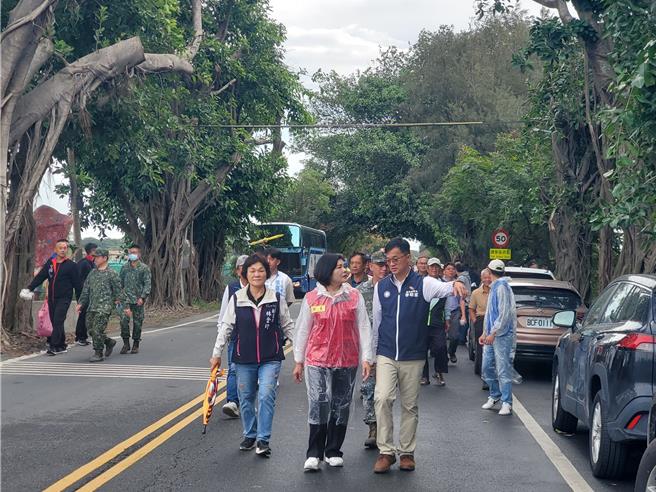 　崙背鄉154縣道的孟加拉榕樹蔭形成綠色隧道美觀，但周邊居民卻感到困擾，縣長張麗善、縣議員李明哲等人今上午視察。（周麗蘭攝）