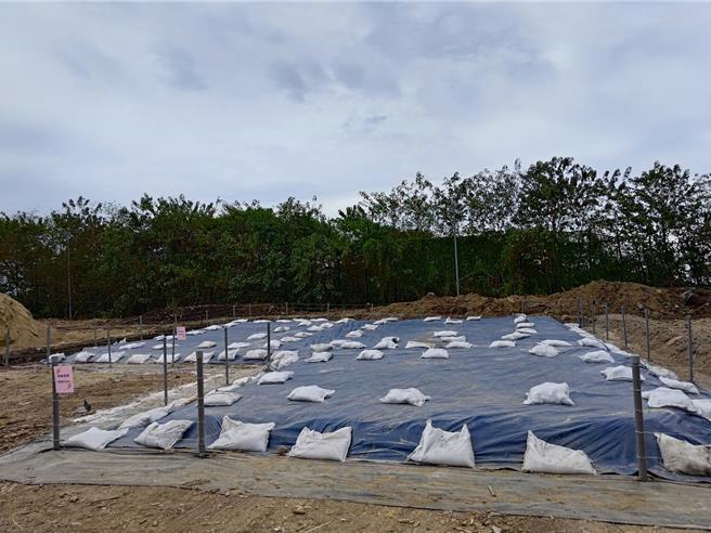 台中市環保局已完成12處臨時廚餘掩埋場加固作業。（台中市環保局提供）