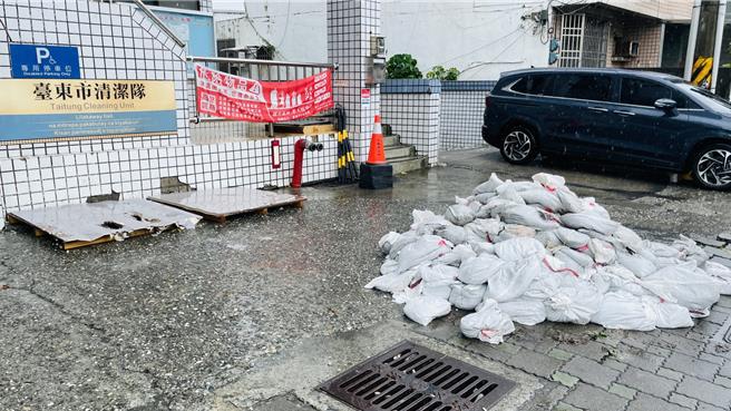 因應鳳凰颱風來襲，台東市公所備妥6000袋沙包供民眾取用，部分民眾反映每人限領5袋不夠。（蕭嘉蕙攝）