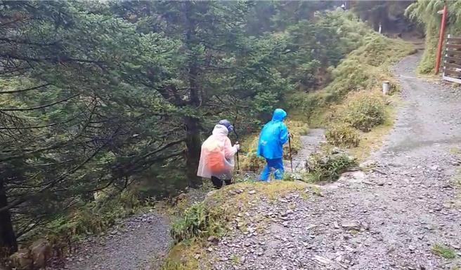 玉山國家公園10日傍晚公告禁止入園，並聯繫山區81隊、 286名山友下撤，最後1隊2人上午8時許從排雲山莊出發下山。（玉山國家公園提供／楊靜茹南投傳真）