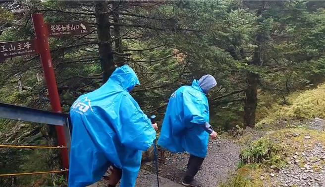 鳳凰颱風逼近，2隊4人10日晚間留宿玉山排雲山莊，上午7時許、8時許相繼下徹。（玉山國家公園提供／楊靜茹南投傳真）