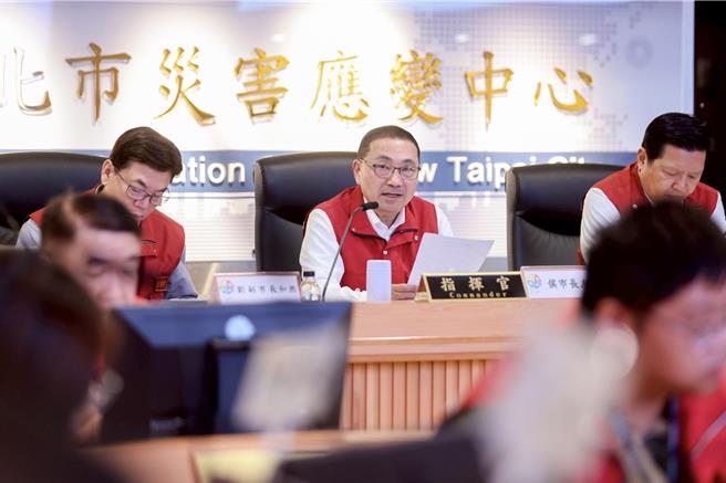 鳳凰颱風逼近台灣，新北市長侯友宜11日上午主持新北市災害應變中心工作會報。（新北市政府提供）