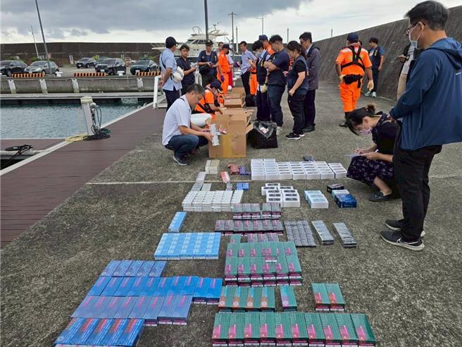 船上共查獲加熱菸1萬2389包、捲菸300包及加熱器54組，全為日文包裝，品牌包含T牌、M牌、E牌及C牌等4種。（宜蘭縣查緝隊提供／吳佩蓉宜蘭傳真）