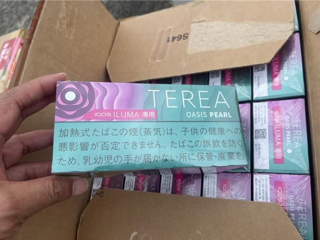 船上共查獲加熱菸1萬2389包、捲菸300包及加熱器54組，全為日文包裝，品牌包含T牌、M牌、E牌及C牌等4種。（宜蘭縣查緝隊提供／吳佩蓉宜蘭傳真）