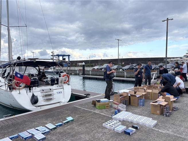 船上共查獲加熱菸1萬2389包、捲菸300包及加熱器54組，全為日文包裝，品牌包含T牌、M牌、E牌及C牌等4種。（宜蘭縣查緝隊提供／吳佩蓉宜蘭傳真）