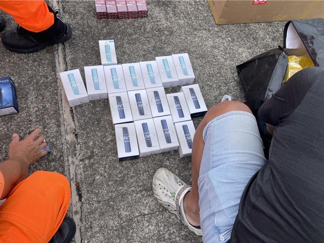 船上共查獲加熱菸1萬2389包、捲菸300包及加熱器54組，全為日文包裝，品牌包含T牌、M牌、E牌及C牌等4種。（宜蘭縣查緝隊提供／吳佩蓉宜蘭傳真）