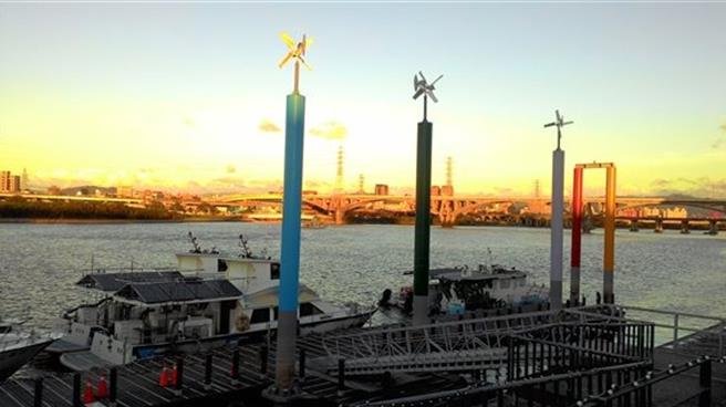 鳳凰颱風逼近台灣，新北市交通局11日宣布，淡水河藍色公路所有載客船舶全面停駛。（新北市政府提供）